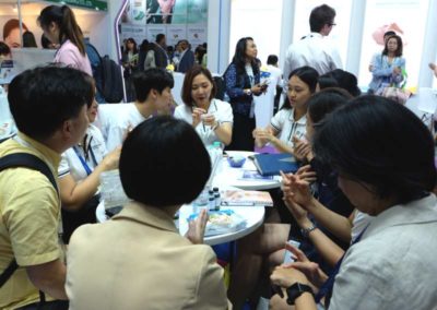 Visitors' group discussion at JJ booth In Cos2019